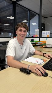 Romain à son poste de travail
