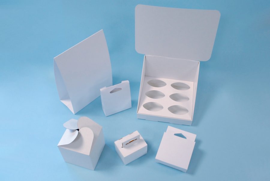 Différents exemples de cartons pliés avec ou sans découpes