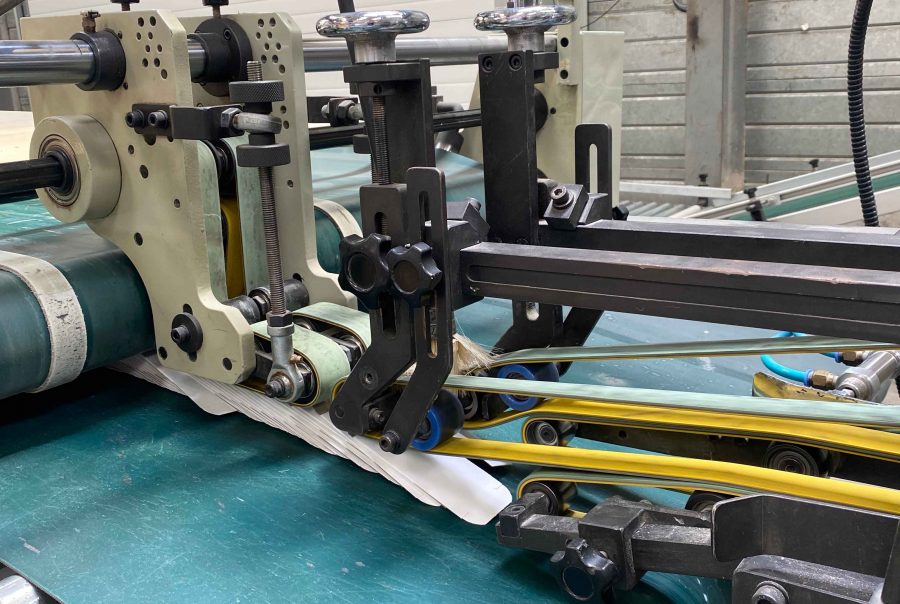 Une plieuse vue de profil